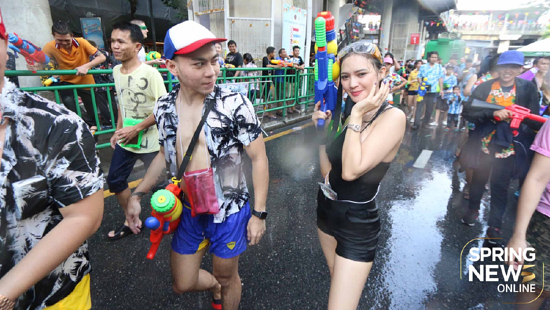 ประมวลภาพ สงครามสาดน้ำสงกรานต์ ถนนสีลม วันสุดท้าย ประมวลภาพ สงครามสาดน้ำสงกรานต์ ถนนสีลม วันสุดท้าย