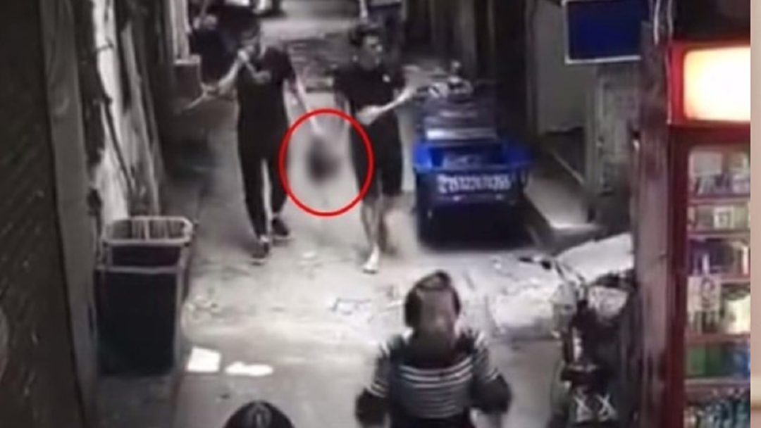 สะพรึง! หนุ่มหิ้วหัวเมียเดินว่อนทิ้งขยะ [คลิป]