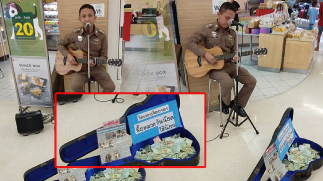 ตำรวจน้ำดี เล่นดนตรีหาเงินช่วยเด็กยากไร้ (ชมคลิป) ตำรวจน้ำดี เล่นดนตรีหาเงินช่วยเด็กยากไร้ (ชมคลิป)