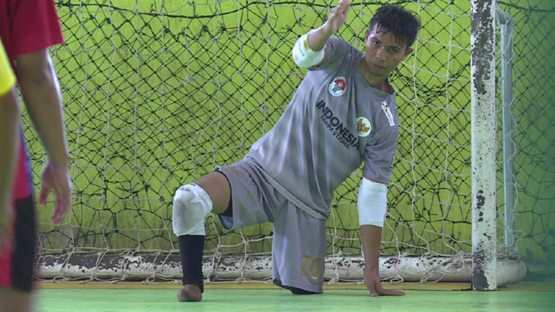 เส้นทางสู่นายทวารมือทองของชายพิการอินโดนีเซีย