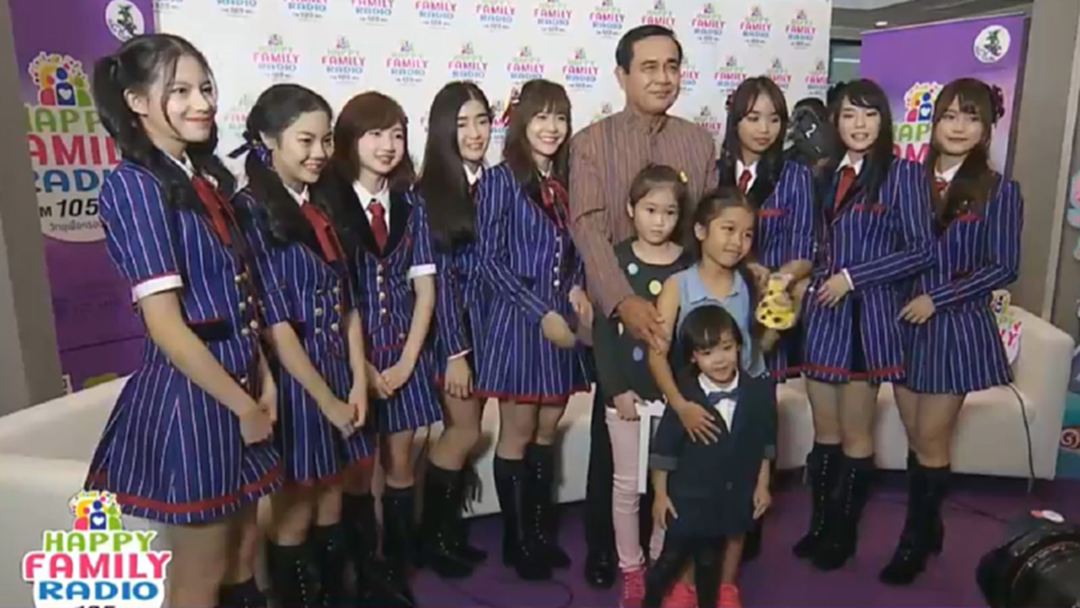 ทำเนียบสุดคึกคัก! "BNK 48 - น้องไธชิ"บุกทำเนียบพบ“ลุงตู่” ทำเนียบสุดคึกคัก! "BNK 48 - น้องไธชิ"บุกทำเนียบพบ“ลุงตู่”