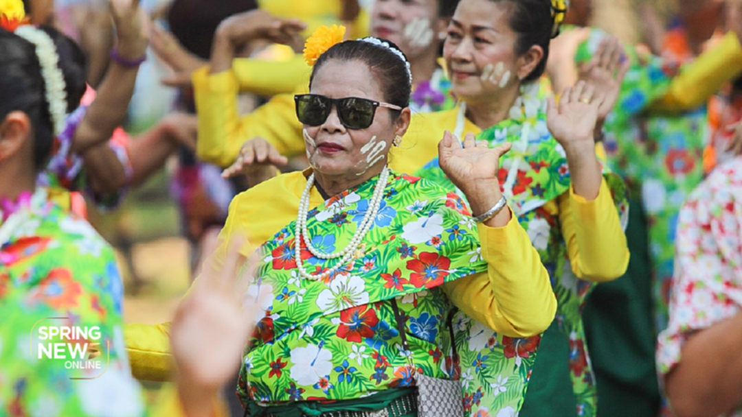ประมวลภาพ : รำวงย้อนยุควังนารายณ์.....สร้างสุขครอบครัว