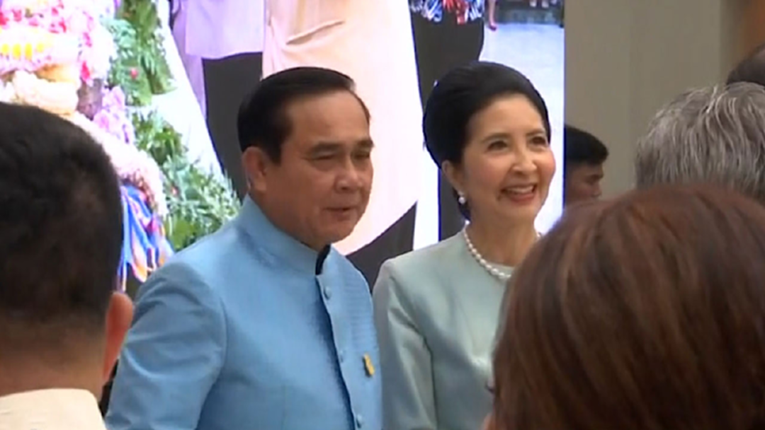 ครม. - ขรก. จัดพิธีรดน้ำดำหัว "นายก-ภริยา" รับสงกรานต์
