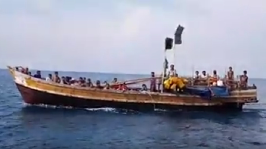 นาทีระทึก! พายุถล่มซัดเรือแตก 7 ชีวิตลอยคอกลางทะเลกว่า 2 ชม. นาทีระทึก! พายุถล่มซัดเรือแตก 7 ชีวิตลอยคอกลางทะเลกว่า 2 ชม.