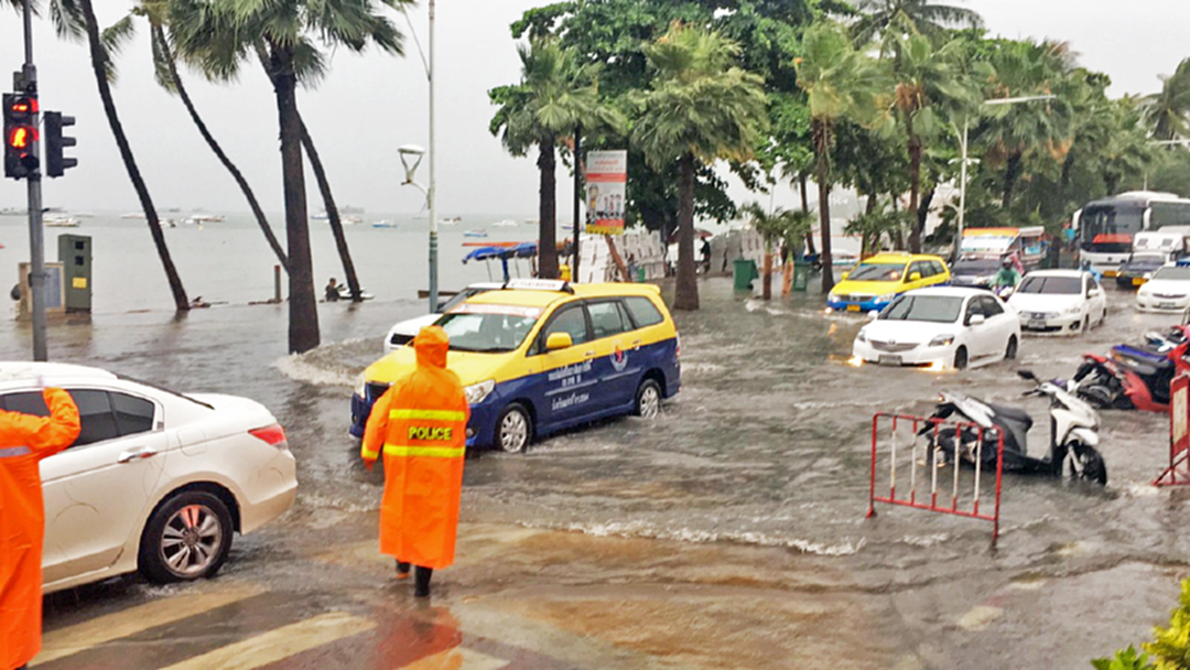 ฝนกระหน่ำ! ท่วมพัทยาซ้ำซาก ตร.ดูแลจราจรตลอดแนวชายหาด ฝนกระหน่ำ! ท่วมพัทยาซ้ำซาก ตร.ดูแลจราจรตลอดแนวชายหาด