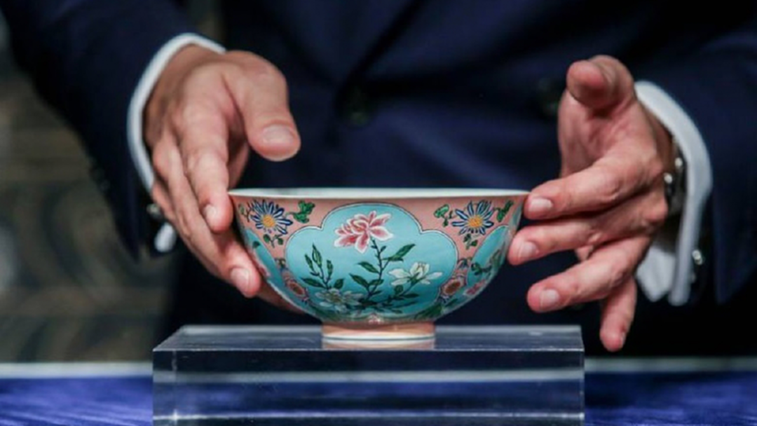 ประมูลถ้วยกระเบื้องเคลือบจีนโบราณ ราคาสูงเกือบ 1 พันล้านบาท