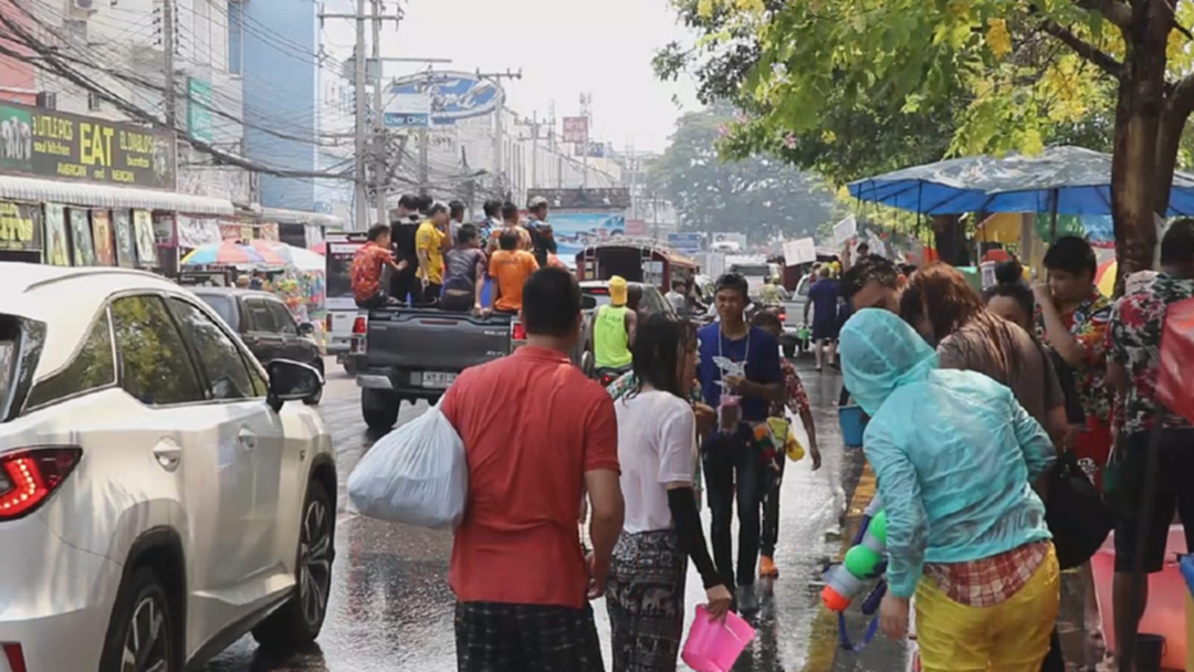 คูเมืองเชียงใหม่คึกคัก นักท่องเที่ยวเล่นสาดน้สนุกสนาน [คลิป]