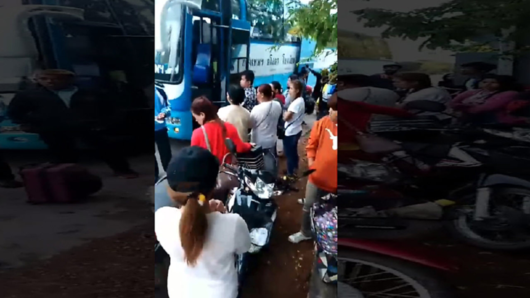หนุ่มโวย! รถทัวร์ขายตั๋วเกินที่นั่ง พอทักเจอไล่ลงกลางทาง[คลิป]