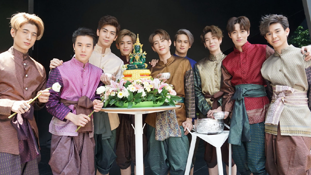 “ต่อ ธนภพ” นำทีม “9x9” สรงน้ำพระ ฝากถึงวัยรุ่น “สงกรานต์ปลอดเหล้า “ต่อ ธนภพ” นำทีม “9x9” สรงน้ำพระ ฝากถึงวัยรุ่น “สงกรานต์ปลอดเหล้า
