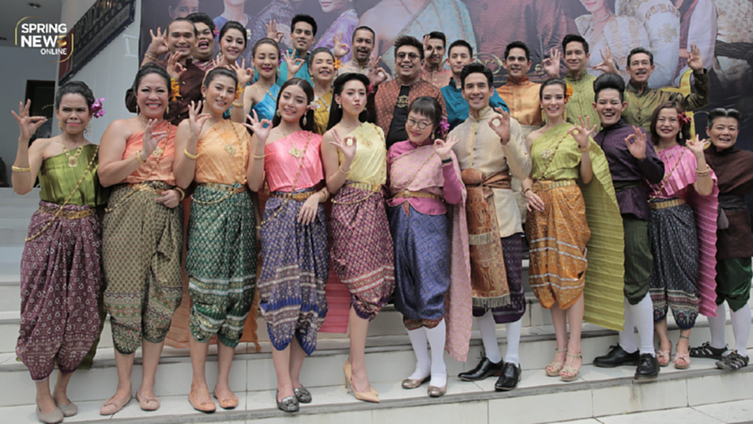 ประมวลภาพ : โป๊ป - เบลล่า นำทีม ‘บุพเพสันนิวาส’ รำกลองยาวชุดใหญ่ ประมวลภาพ : โป๊ป - เบลล่า นำทีม ‘บุพเพสันนิวาส’ รำกลองยาวชุดใหญ่
