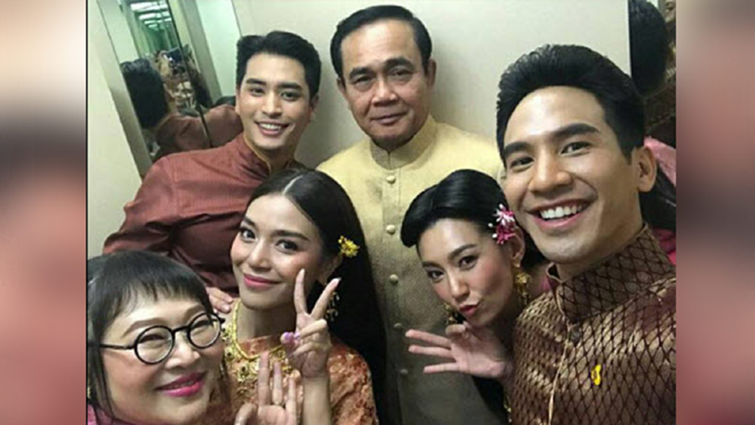 เรื่องร้อนรอบวัน : ทำเนียบแตก ! "การะเกด"พา "ท่านขุน" พบ "บิ๊กตู่" เรื่องร้อนรอบวัน : ทำเนียบแตก ! "การะเกด"พา "ท่านขุน" พบ "บิ๊กตู่"