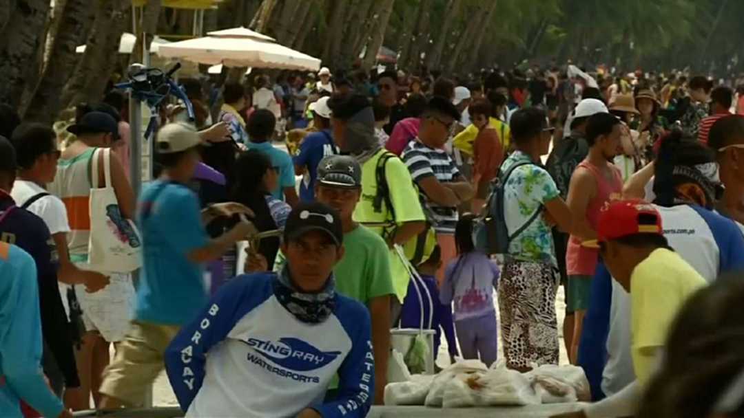 นักท่องเที่ยวหนุนปิดเกาะโบราไกย์เพื่อฟื้นฟู หลังขยะเกลื่อนชายหาด
