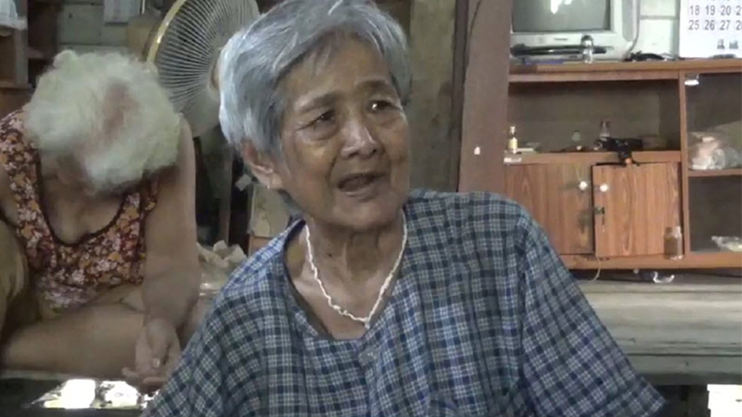 ยายของหนุ่มจับได้ใบแดงร่ำไห้ สงสารหลานที่ต้องไปเป็นทหาร แต่ก็พร้อมรับ [คลิป]