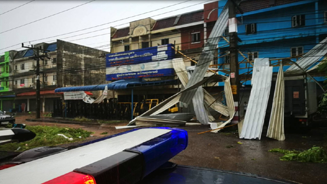 ฝนกระหน่ำสุราษฎร์ฯ ทำบ้านพัง-น้ำท่วมขังกว่า 100 เมตร! ฝนกระหน่ำสุราษฎร์ฯ ทำบ้านพัง-น้ำท่วมขังกว่า 100 เมตร!