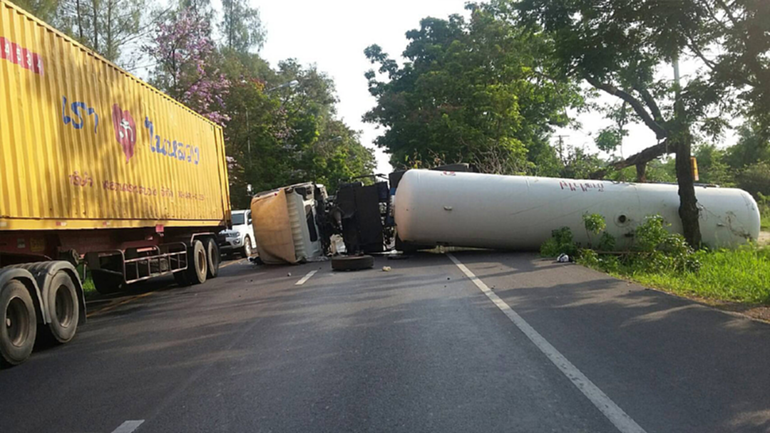 ด่วน! รถบรรทุกก๊าซ 15 ตัน พลิกขวาง! "ถนนบายพาสชะอำ" รถวิ่งได้ 1 ช่องทาง ด่วน! รถบรรทุกก๊าซ 15 ตัน พลิกขวาง! "ถนนบายพาสชะอำ" รถวิ่งได้ 1 ช่องทาง