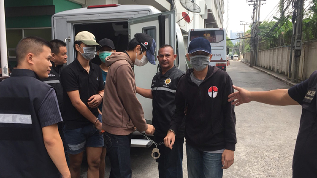 "ตำรวจห้วยขวาง" รวบ! 5 โจ๋ รุมทำร้าย รปภ.เจ็บสาหัส "ตำรวจห้วยขวาง" รวบ! 5 โจ๋ รุมทำร้าย รปภ.เจ็บสาหัส