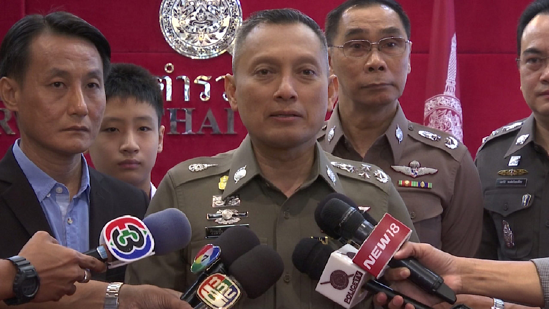 “วิระชัย" ยัน! ให้ความเป็นธรรม นักร้องสาวถูกทหารข่มขืน “วิระชัย" ยัน! ให้ความเป็นธรรม นักร้องสาวถูกทหารข่มขืน