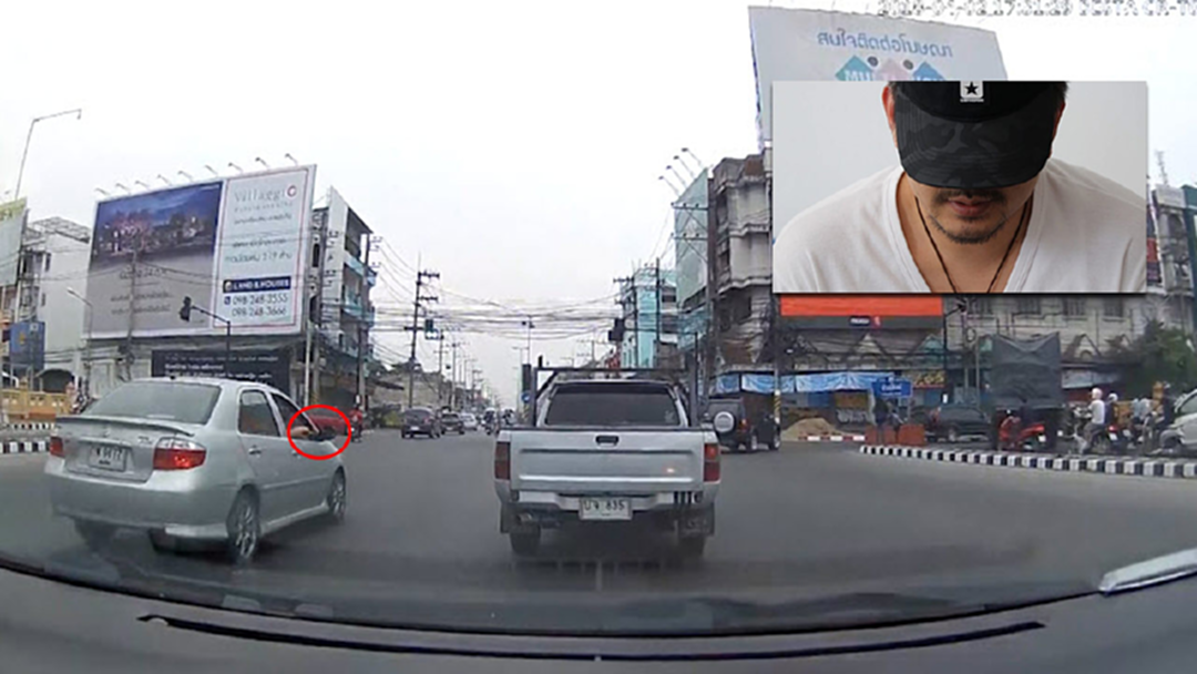 [คลิป]รวบแล้ว!หนุ่มหัวร้อนชักปืนขู่กลางแยกไฟแดงเหตุฉุนสาวท้องแก่เหยียบเบรกบ่อย