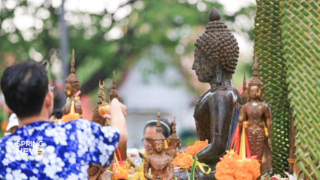 ประมวลภาพ : สงกรานต์ถ.ข้าวเหนียว ไฮไลท์รวมพลังเล่นคลื่นมนุษย์ ประมวลภาพ : สงกรานต์ถ.ข้าวเหนียว ไฮไลท์รวมพลังเล่นคลื่นมนุษย์
