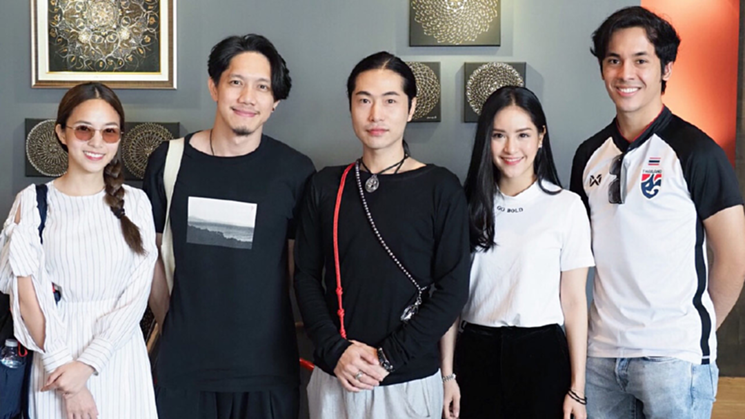ตามดู ปั๊บควงใบเตย ร่วมพิธีลงพระลักษณ์หน้าทอง [คลิป]