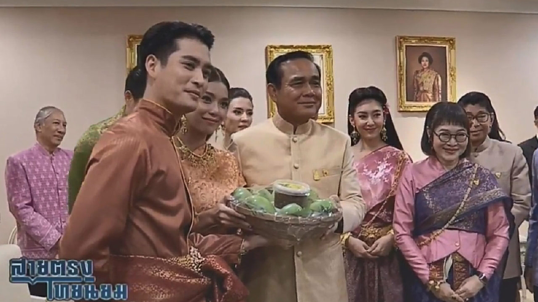 "ลุงตู่" หน้าบานตอนรับทีมออเจ้าในทำเนียบแย้มบท "ขุนเรืองราชภักดี" น่าเล่นสุด