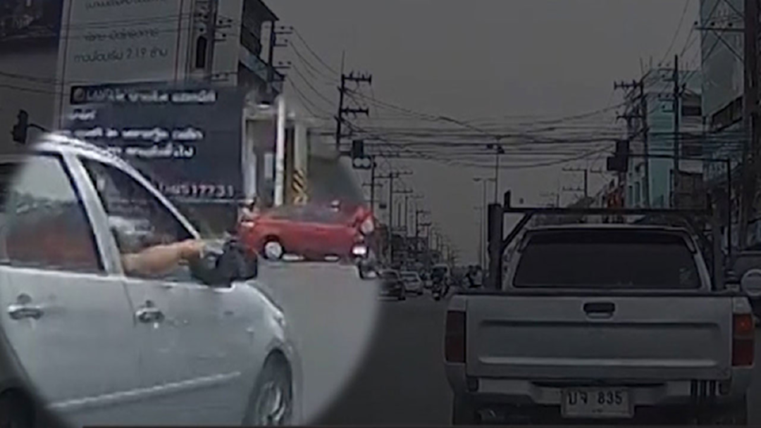 หนุ่มหัวร้อน! ชัดปืนขู่หญิงตั้งครรภ์กลางสี่แยก