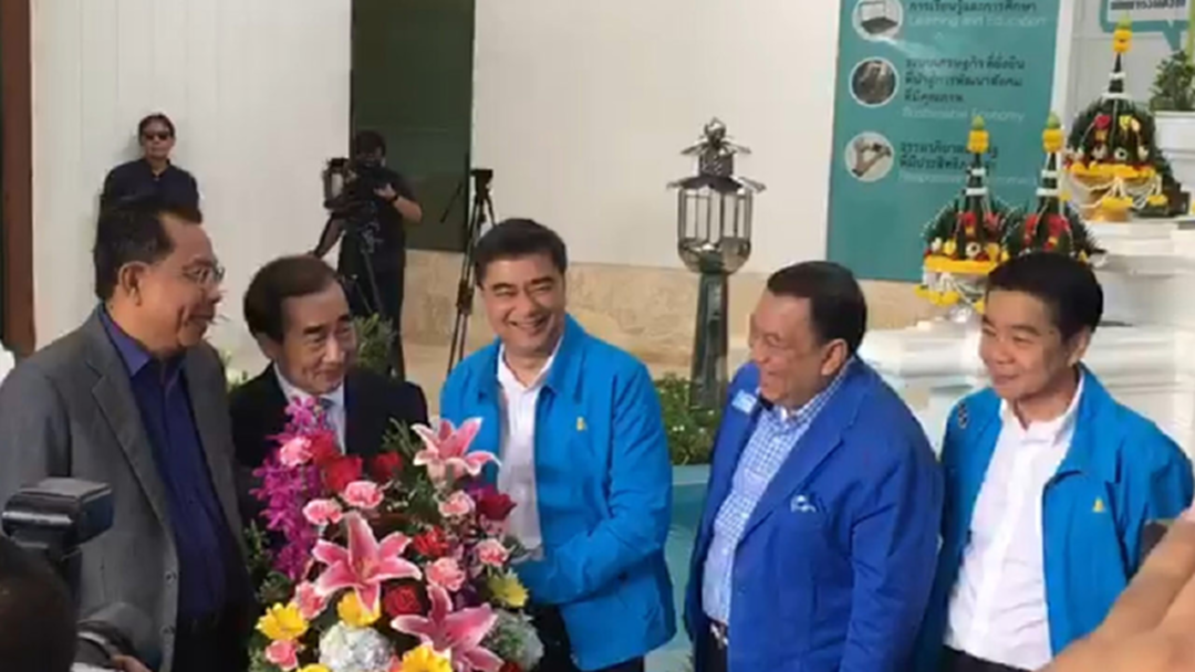 "มาร์ก" เมิน สมคิด จ่อตั้งพรรคหนุนบิ๊กตู่ ขออย่าใช้อำอาจเอาเปรียบการเมือง "มาร์ก" เมิน สมคิด จ่อตั้งพรรคหนุนบิ๊กตู่ ขออย่าใช้อำอาจเอาเปรียบการเมือง