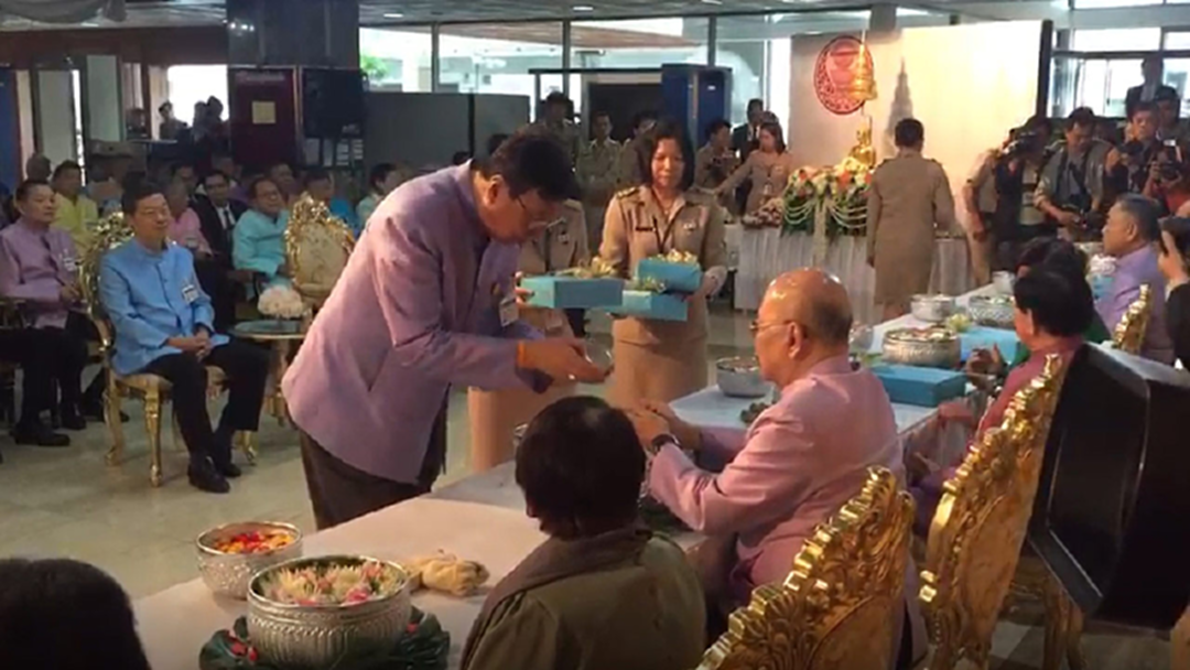 ประธานสนช.นำคณะรดน้ำสนช.อาวุโส “เทศกาลสงกรานต์” ประธานสนช.นำคณะรดน้ำสนช.อาวุโส “เทศกาลสงกรานต์”
