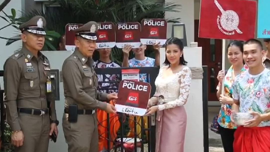 "เฉลิมเกียรติ” เยี่ยมบ้านนักร้องลูกทุ่งสาว “ใบเตย อาร์สยาม” ชวนแต่งชุดไทย เล่นน้ำสงกรานต์ "เฉลิมเกียรติ” เยี่ยมบ้านนักร้องลูกทุ่งสาว “ใบเตย อาร์สยาม” ชวนแต่งชุดไทย เล่นน้ำสงกรานต์