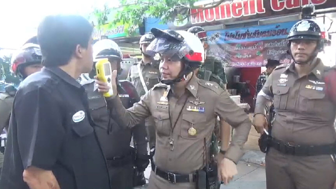 ตำรวจลุยตรวจ! แอลกอฮอล์รถตู้รับจ้าง ป้องกัน อุบัติเหตุช่วงสงกรานต์ ตำรวจลุยตรวจ! แอลกอฮอล์รถตู้รับจ้าง ป้องกัน อุบัติเหตุช่วงสงกรานต์