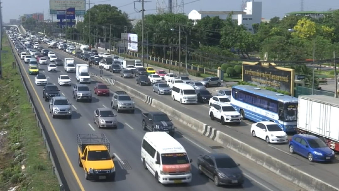 ถ.พหลโยธินมุ่งหน้าภาคเหนือ-อีสาน รถติดยาวกว่า 10 กม. ถ.พหลโยธินมุ่งหน้าภาคเหนือ-อีสาน รถติดยาวกว่า 10 กม.
