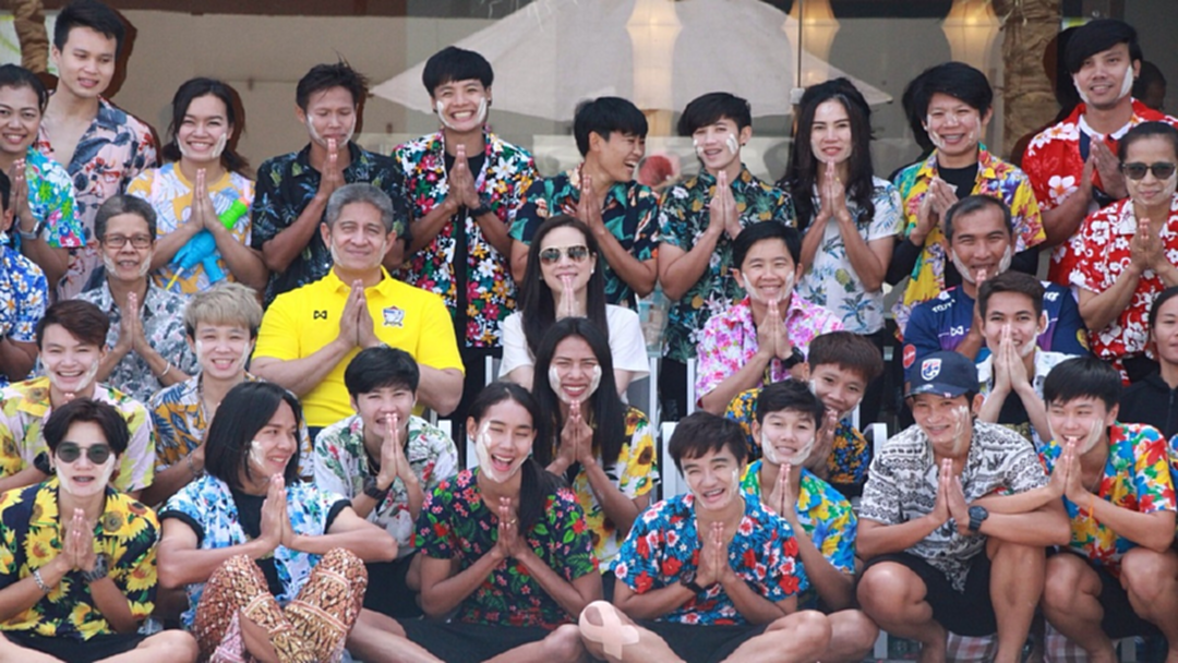 สงกรานต์สุขสันต์!! “ชบาแก้ว” สาดน้ำชื่นมื่น-“วิชัย” พาชมเกมเลสเตอร์ สงกรานต์สุขสันต์!! “ชบาแก้ว” สาดน้ำชื่นมื่น-“วิชัย” พาชมเกมเลสเตอร์