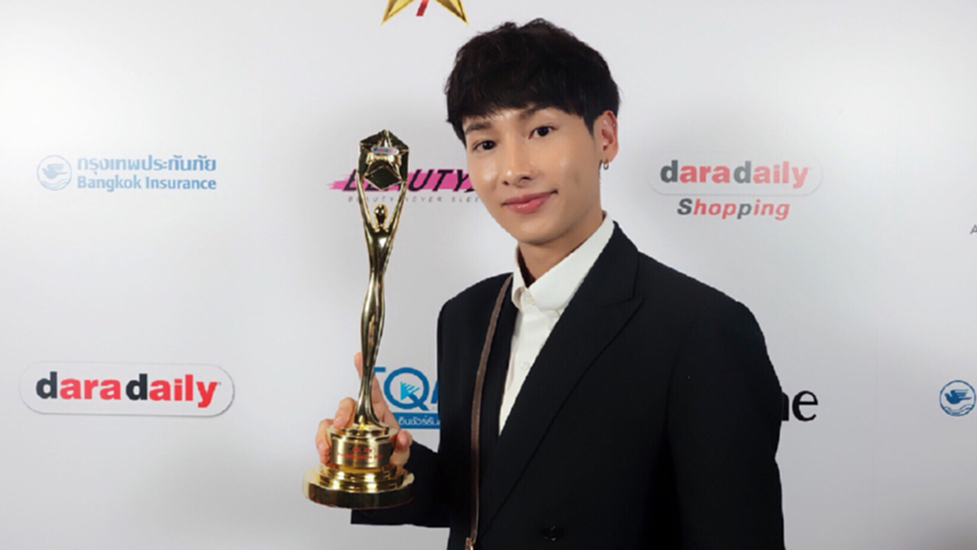“กัน อรรถพันธ์” ตื่นเต้นสุดๆ คว้ารางวัล “ดาวรุ่งชายที่สุดแห่งปี 2017” “กัน อรรถพันธ์” ตื่นเต้นสุดๆ คว้ารางวัล “ดาวรุ่งชายที่สุดแห่งปี 2017”