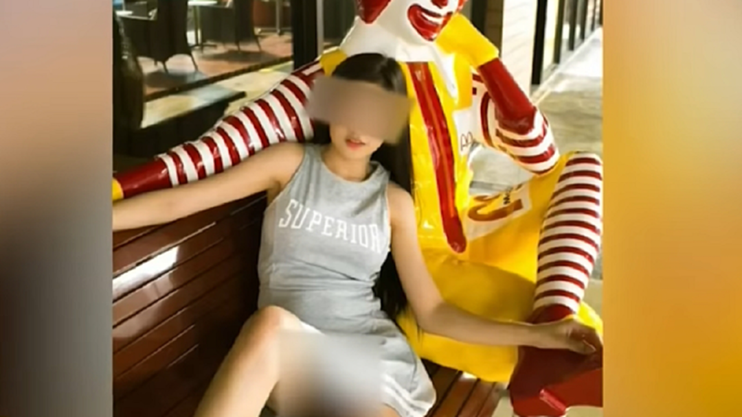 เตรียมเอาผิด!! “แมคโดนัลด์” จ่อฟ้องนางแบบสาวโชว์ของลับในร้าน เตรียมเอาผิด!! “แมคโดนัลด์” จ่อฟ้องนางแบบสาวโชว์ของลับในร้าน