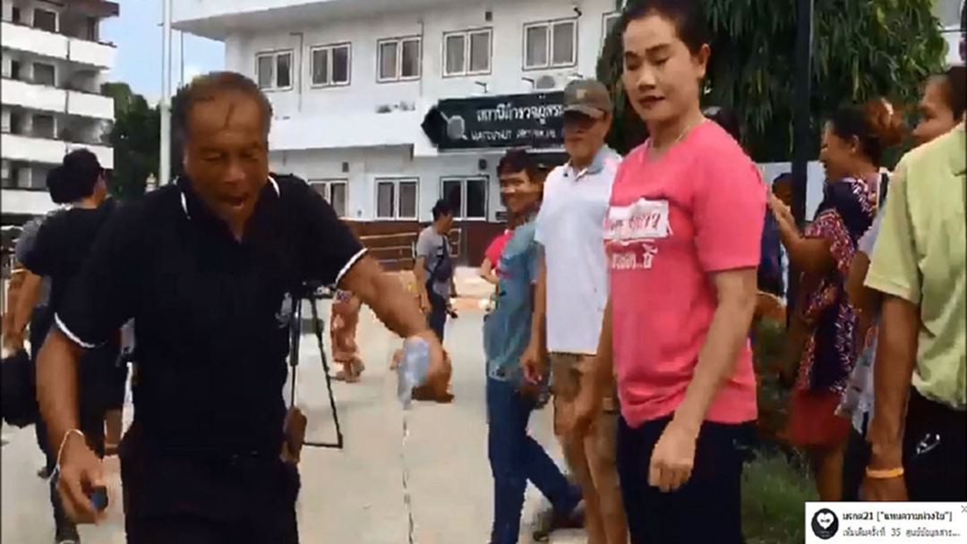 ชาวบ้านระยอง สาดน้ำไล่ ครอบครัวหัวร้อน ชาวบ้านระยอง สาดน้ำไล่ ครอบครัวหัวร้อน