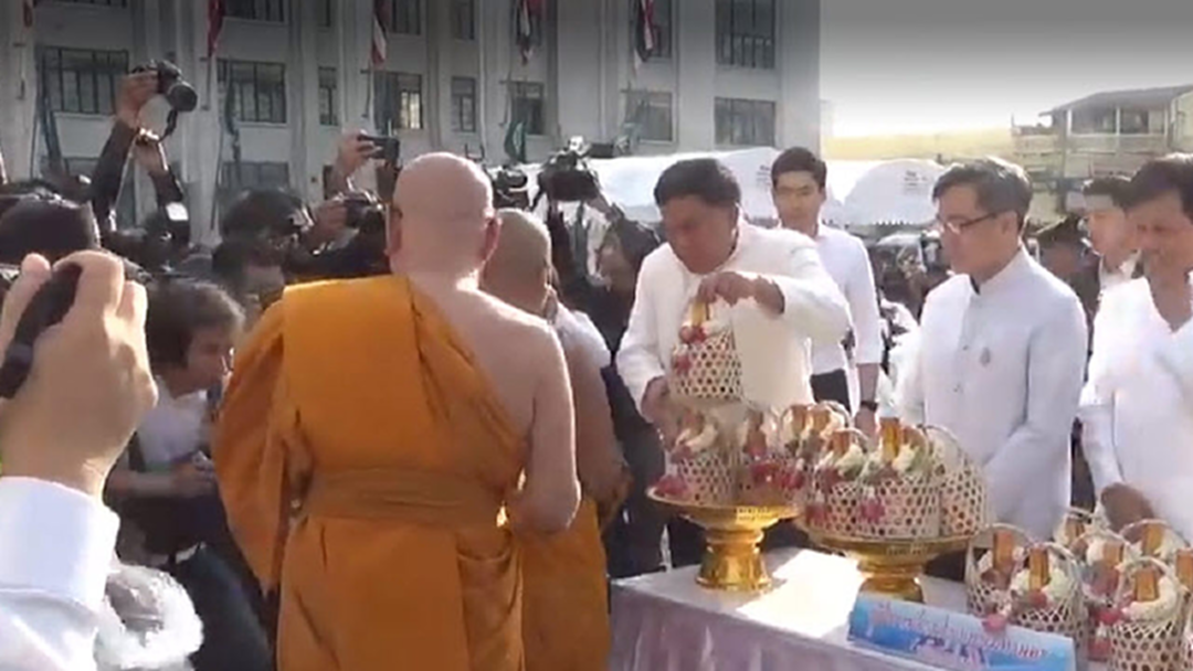 "อัศวิน" นำ "ประชาชน-ข้าราชการ" ทำบุญตักบาตร "วันวิสาขบูชาโลก" "อัศวิน" นำ "ประชาชน-ข้าราชการ" ทำบุญตักบาตร "วันวิสาขบูชาโลก"