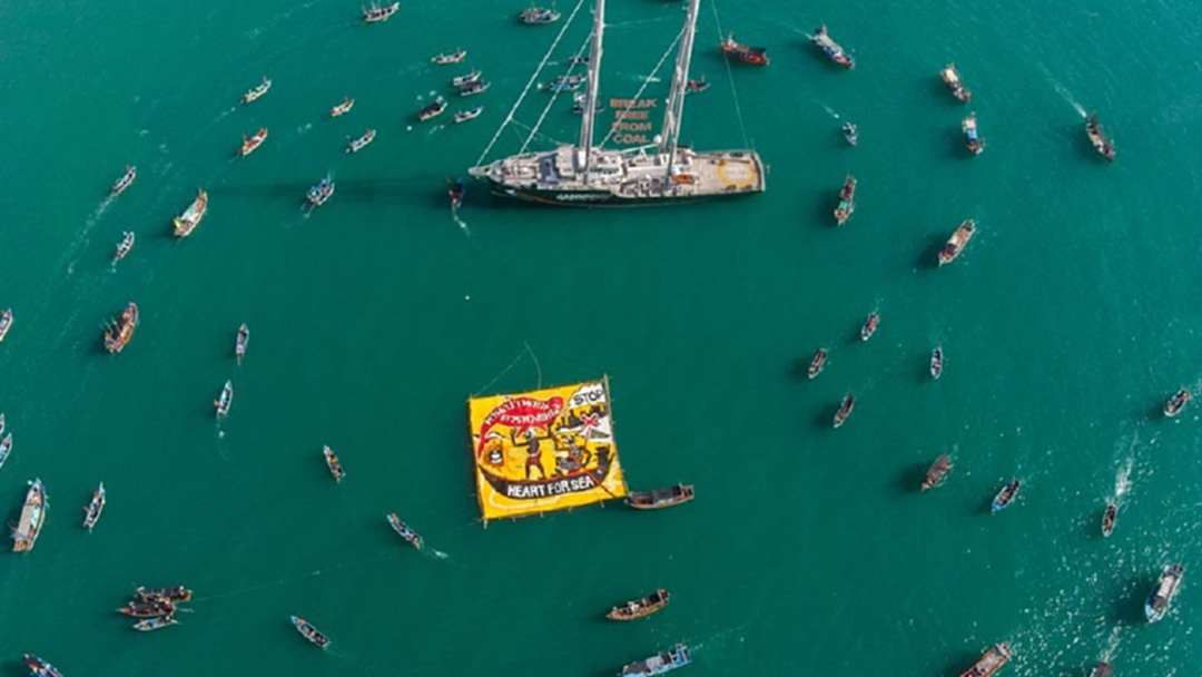 ร่วมต้าน!! เรือเรนโบว์ วอริเออร์ ถึงไทย หนุนค้านนโยบายใช้ "ถ่านหิน" ร่วมต้าน!! เรือเรนโบว์ วอริเออร์ ถึงไทย หนุนค้านนโยบายใช้ "ถ่านหิน"