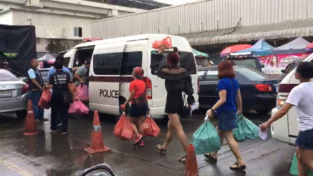 ตำรวจหิ้วผู้ค้าตลาดใหม่สอบปากคำ ตำรวจหิ้วผู้ค้าตลาดใหม่สอบปากคำ