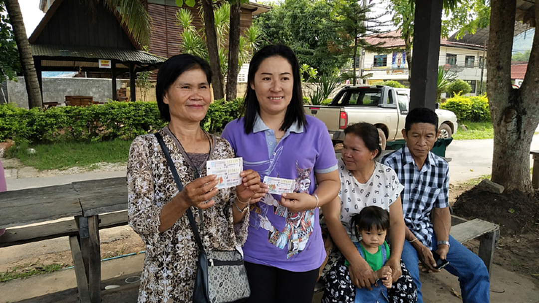สุดเฮง! 2 สาวด่านซ้ายถูกรางวัลที่ 1 รับคนละ 6 ล้าน แถมรางวัลข้างเคียงอีก 1แสน สุดเฮง! 2 สาวด่านซ้ายถูกรางวัลที่ 1 รับคนละ 6 ล้าน แถมรางวัลข้างเคียงอีก 1แสน