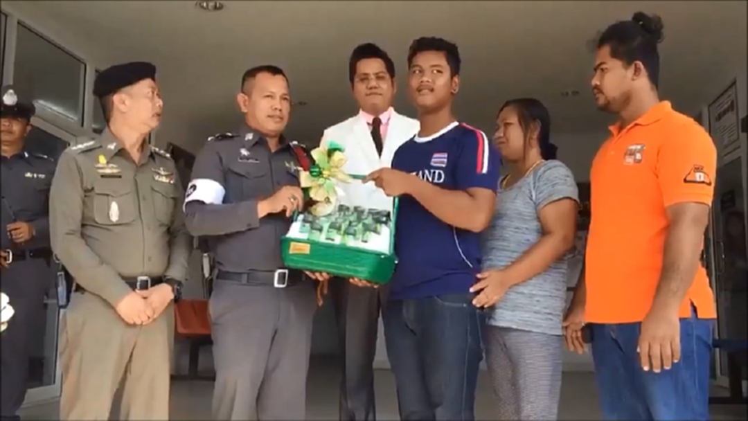 สำนึกผิดแล้ว! ครอบครัวหัวร้อนหอบกระเช้าขอโทษ ตร.มาบตาพุด จ.ระยอง สำนึกผิดแล้ว! ครอบครัวหัวร้อนหอบกระเช้าขอโทษ ตร.มาบตาพุด จ.ระยอง