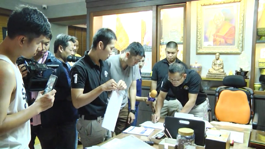 กองปราบฯปูพรม บุกค้นวัดดังเอี่ยวเงินทอนวัด กองปราบฯปูพรม บุกค้นวัดดังเอี่ยวเงินทอนวัด