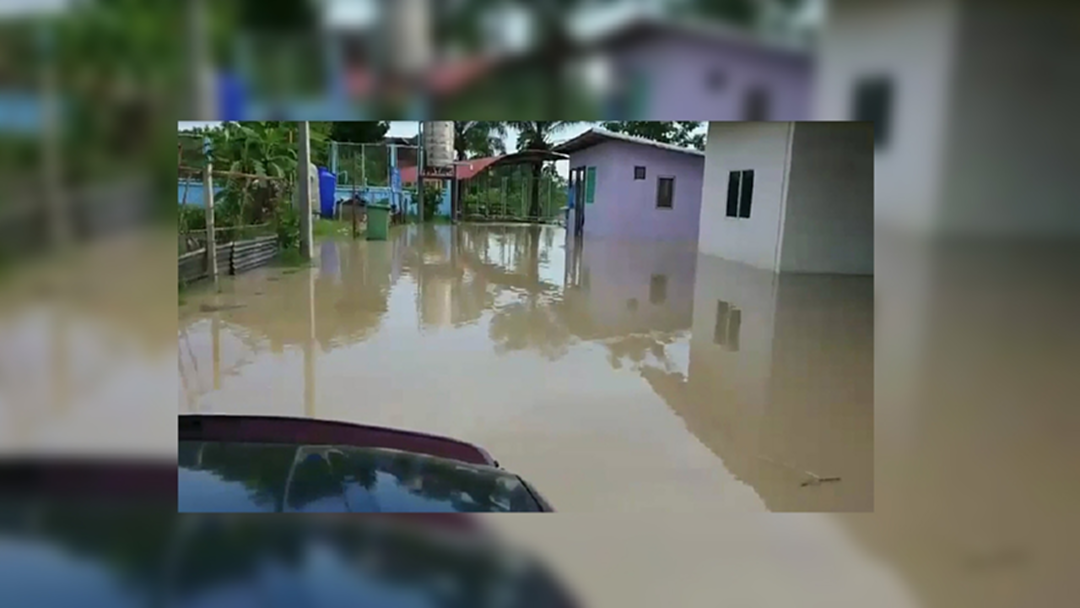 ชลบุรี อ่วม !! ฝนถล่มน้ำทะลักท่วมสูงกว่าครึ่งเมตร ชลบุรี อ่วม !! ฝนถล่มน้ำทะลักท่วมสูงกว่าครึ่งเมตร