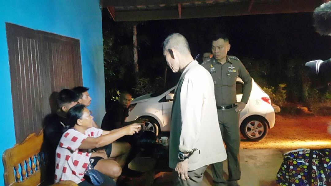 ตร.ลุยค้นบ้าน "อดีตสท." เพื่อนซี้! โจรปล้นร้านทองระยอง พบอาก้า-กระสุนพร้อม ตร.ลุยค้นบ้าน "อดีตสท." เพื่อนซี้! โจรปล้นร้านทองระยอง พบอาก้า-กระสุนพร้อม