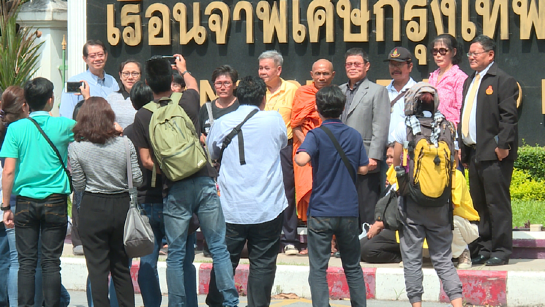พุทธะอิสระผอมลง! กปปส.บุกคุกเยี่ยม เผยห่วงอาการเจ็บหลัง