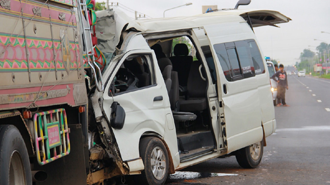 เปิด! คลิปสยองรถตู้โดยสาร ชนพ่วง 10 ล้อบุรีรัมย์ ดับคาที่