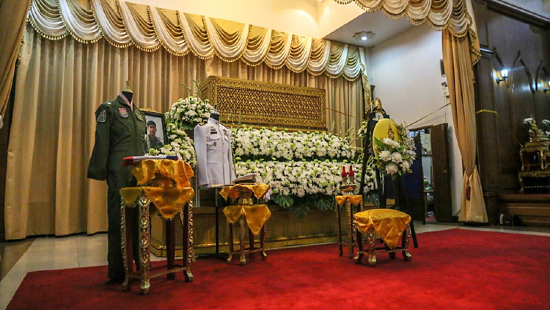 ในหลวง ร.10 พระราชทานน้ำหลวงอาบศพ "น.ต.เกริกเกียรติ" ในหลวง ร.10 พระราชทานน้ำหลวงอาบศพ "น.ต.เกริกเกียรติ"
