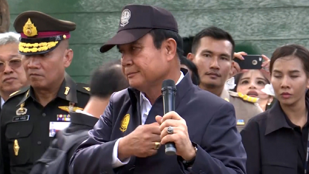 "บิ๊กตู่" ลงพื้นที่สุรินทร์-บุรีรัมย์ ย้ำ! ทุกอย่างจะดีขึ้นในอีกไม่นาน