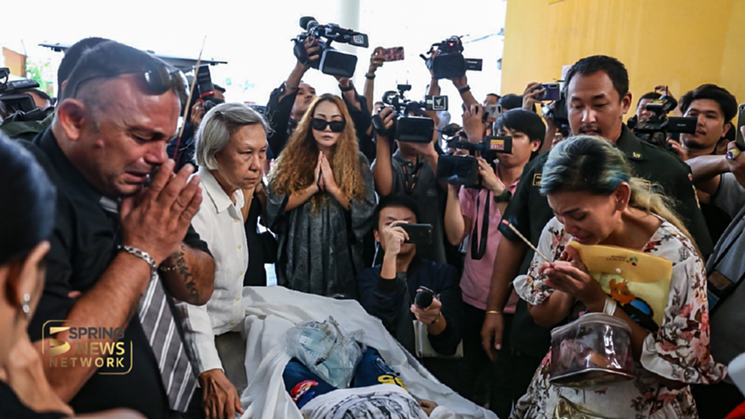 ประมวลภาพ "แม่น้องอเล็กซ์ รับศพลูกชายพลัดตกระเบียง"