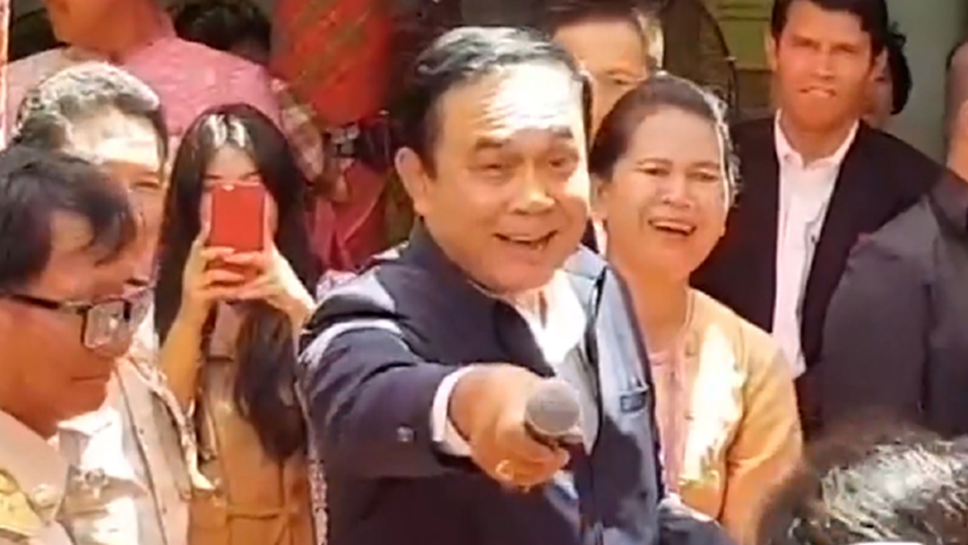 เซิ้งม่วนขนาด วิญญาณอะไรเข้าสิงจ๊ะ "ลุงตู่"