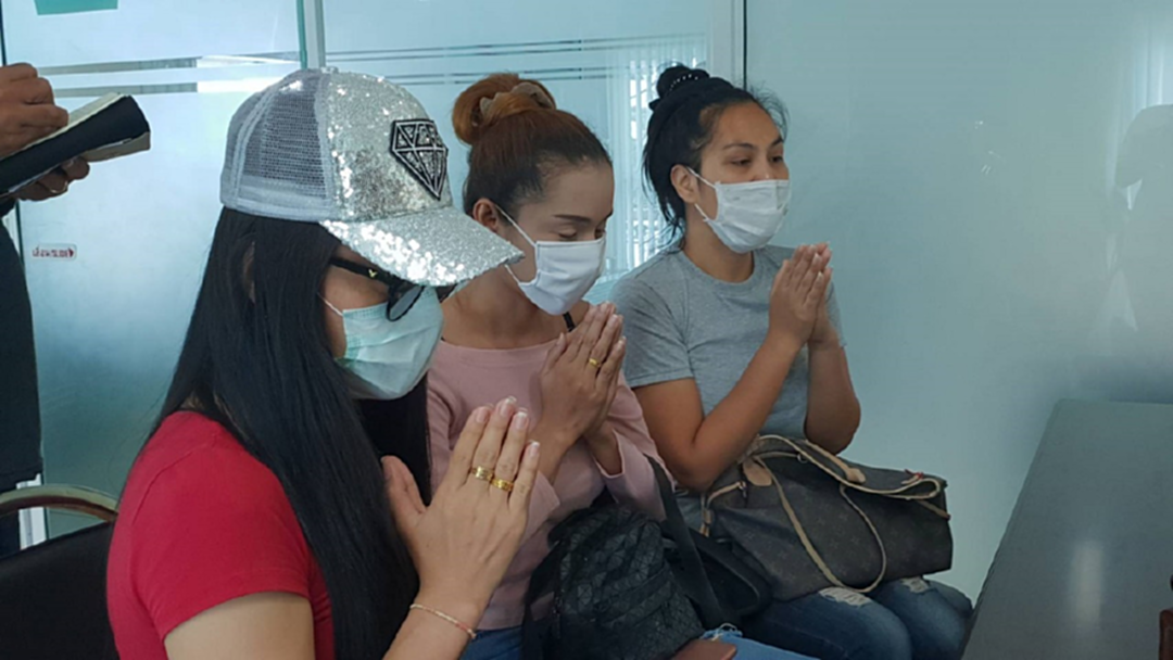 3 สาวประเภท2 ขอโทษสังคม เปลือยโชว์ ให้ นนท.จีน แชะภาพ